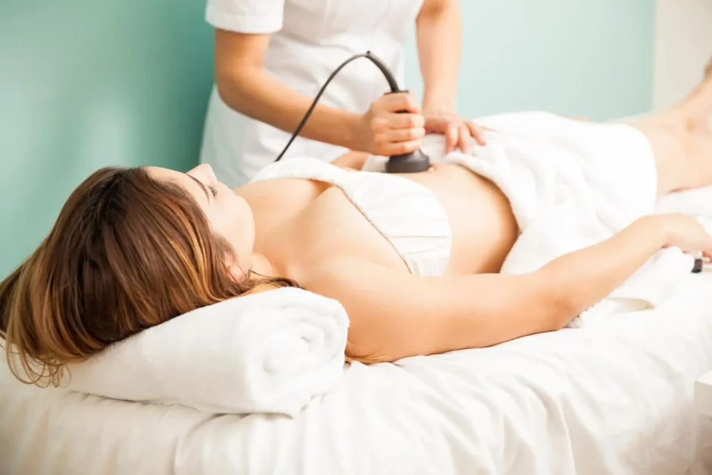 terapeuta-femenina-dando-tratamiento-reductor-reafirmante-cliente-centrandose-su-vientre-_1_