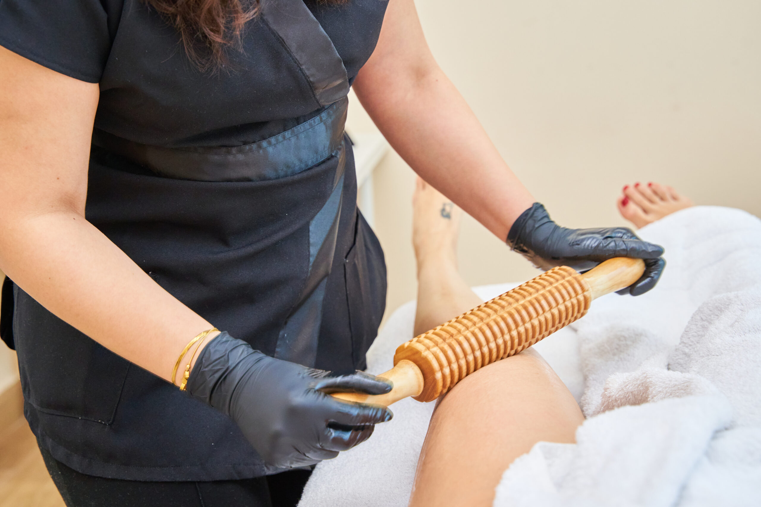Verano y maderoterapia: piel tonificada, cuerpo ligero y mente relajada